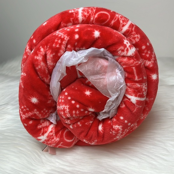 NWT Victoria’s Secret Sherpa Plush Fleece Blanket Red & White 50” x 60” - Picture 4 of 10